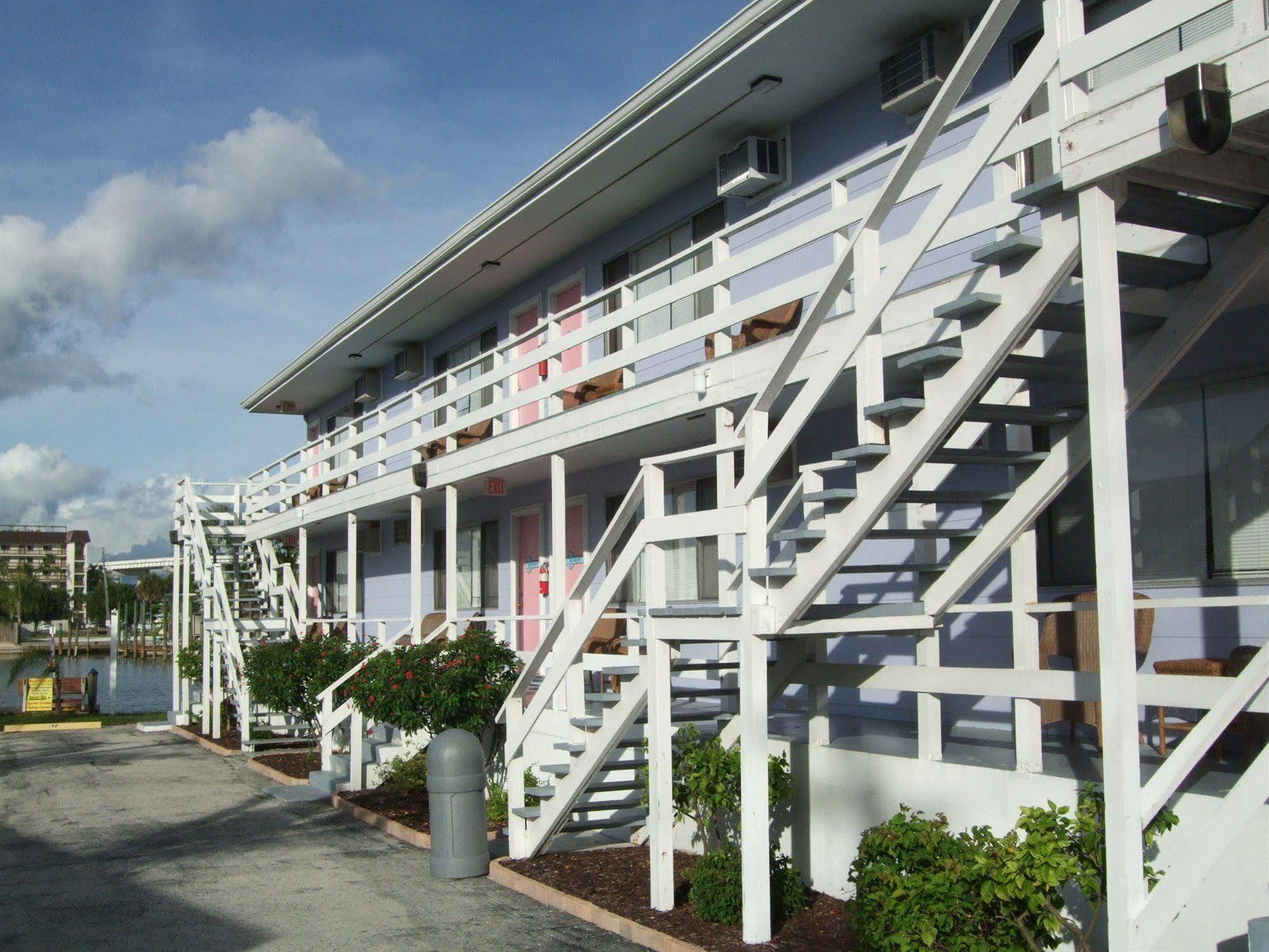The Holiday Court Villas And Suites ฟอร์ตมายเยอร์สบีช ภายนอก รูปภาพ